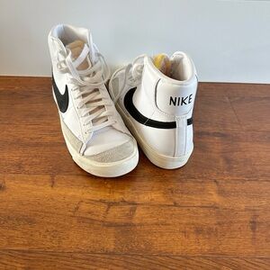 Nike shoes, women’s 10